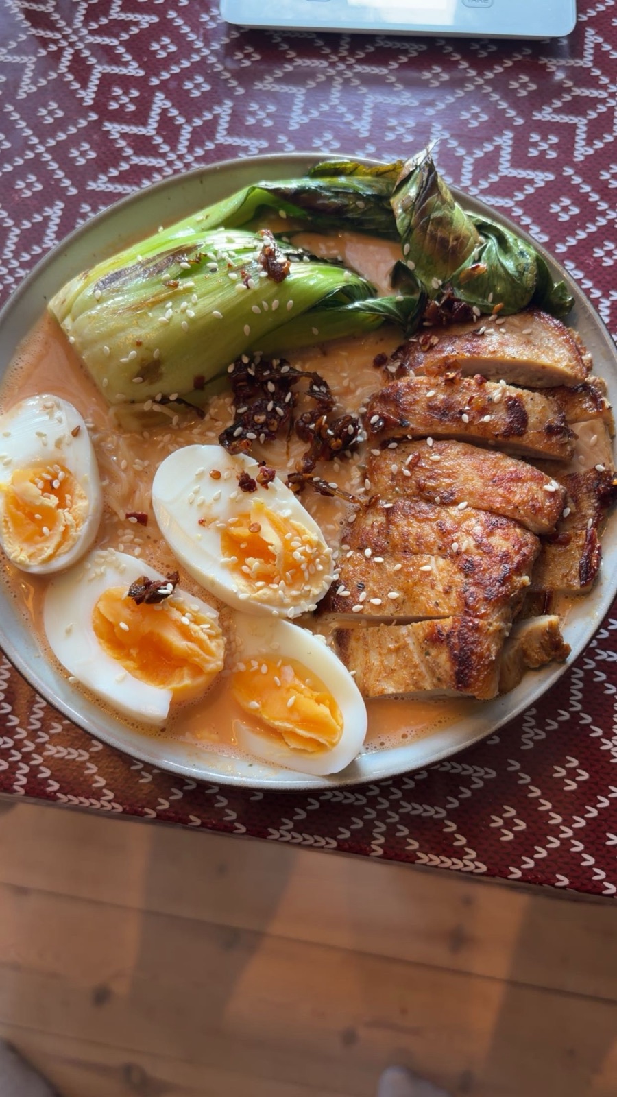 Ramen med kylling, egg og pak choi