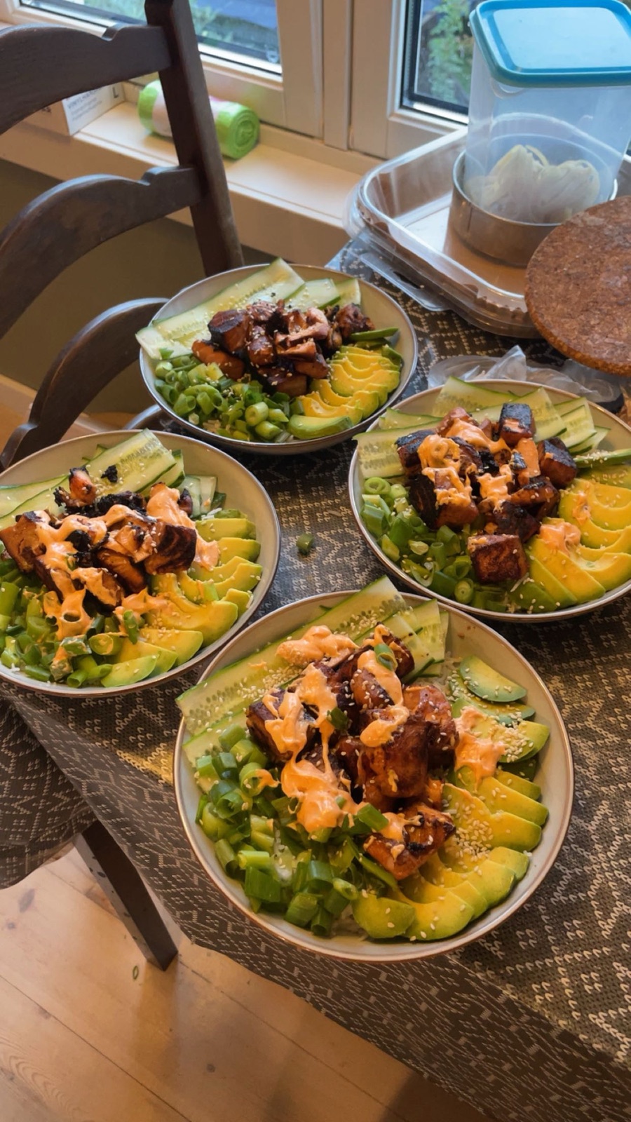 Fire poke bowls med laks og avokado
