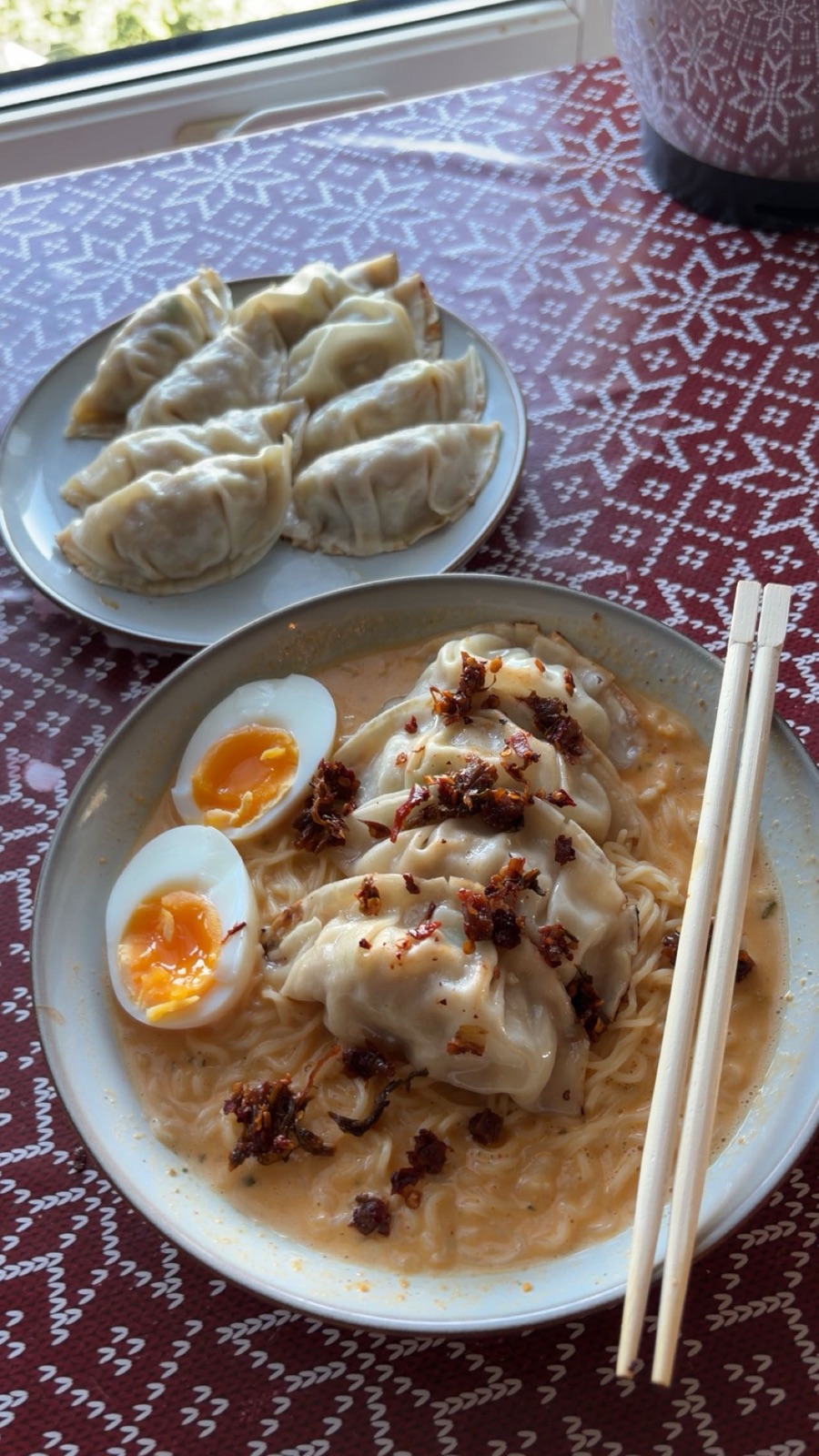 Ramen med dumplings og egg