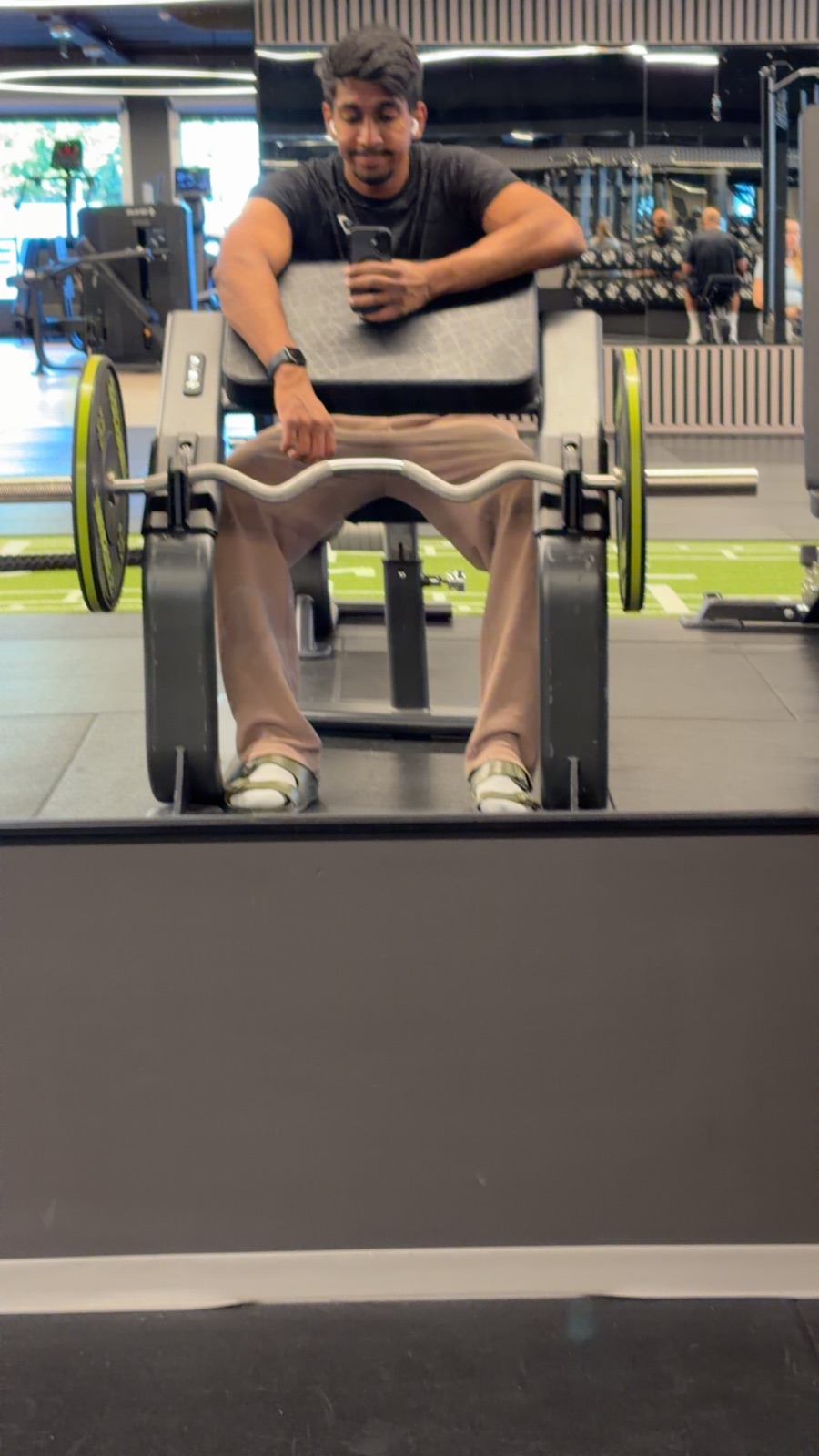 Nithusan på trening ved en preacher curl-benk